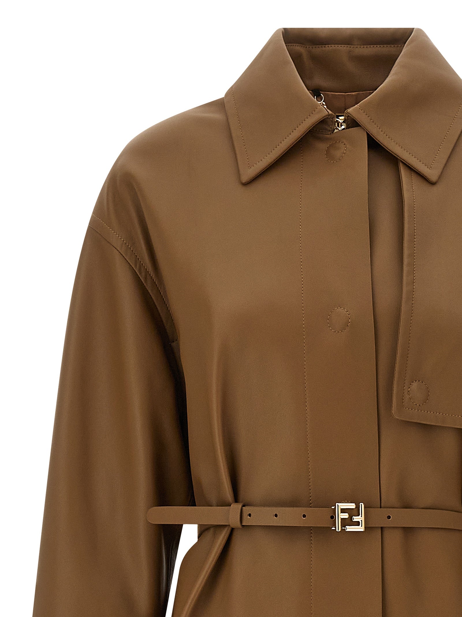 Manteau en cuir de mouton marron de la marque Fendi, avec coupe élégante et détails sophistiqués visible sur l'image.