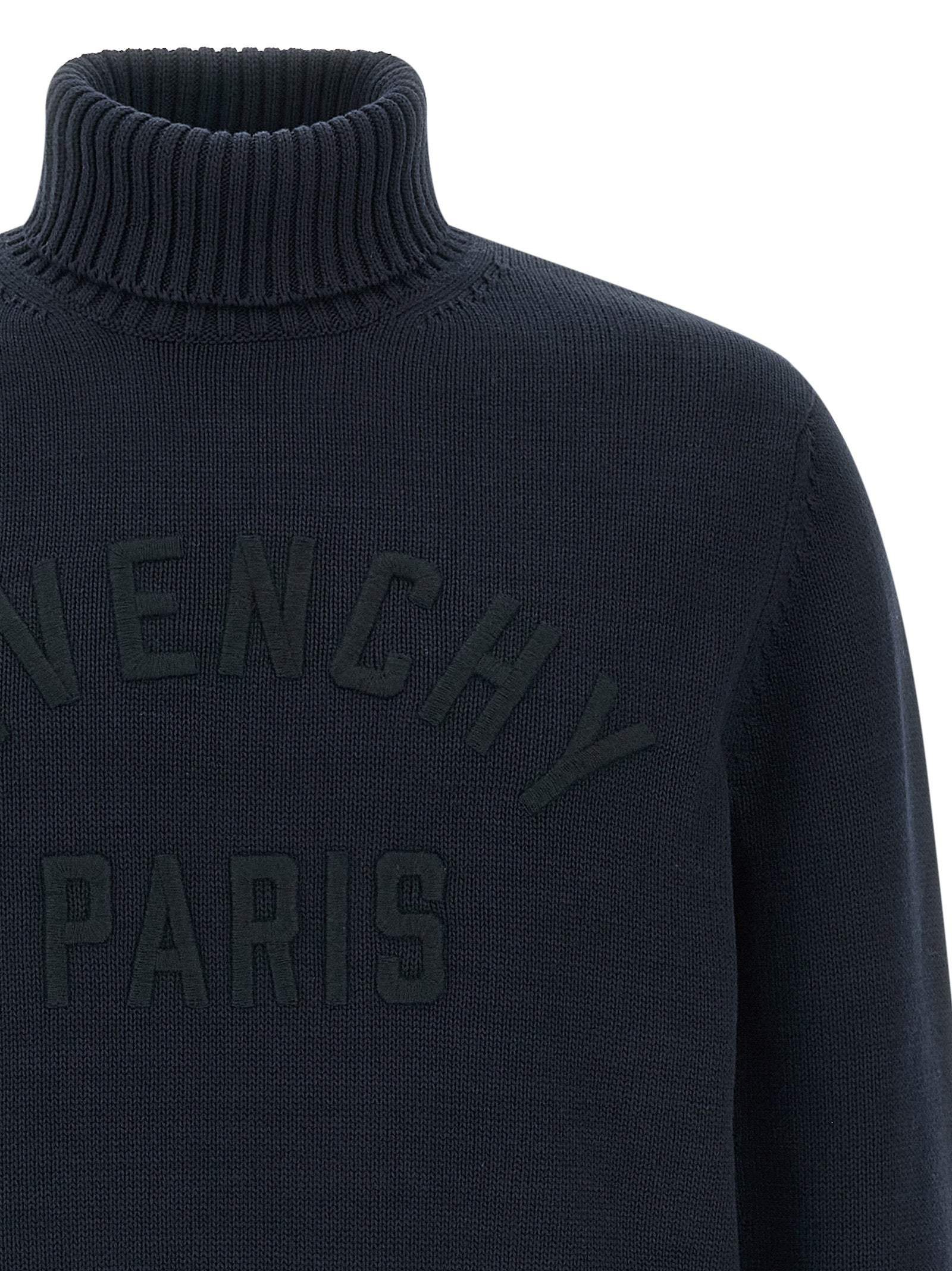 Cardigan en coton bleu Givenchy, coupe classique, détails élégants, porté sur un modèle, vue de face.