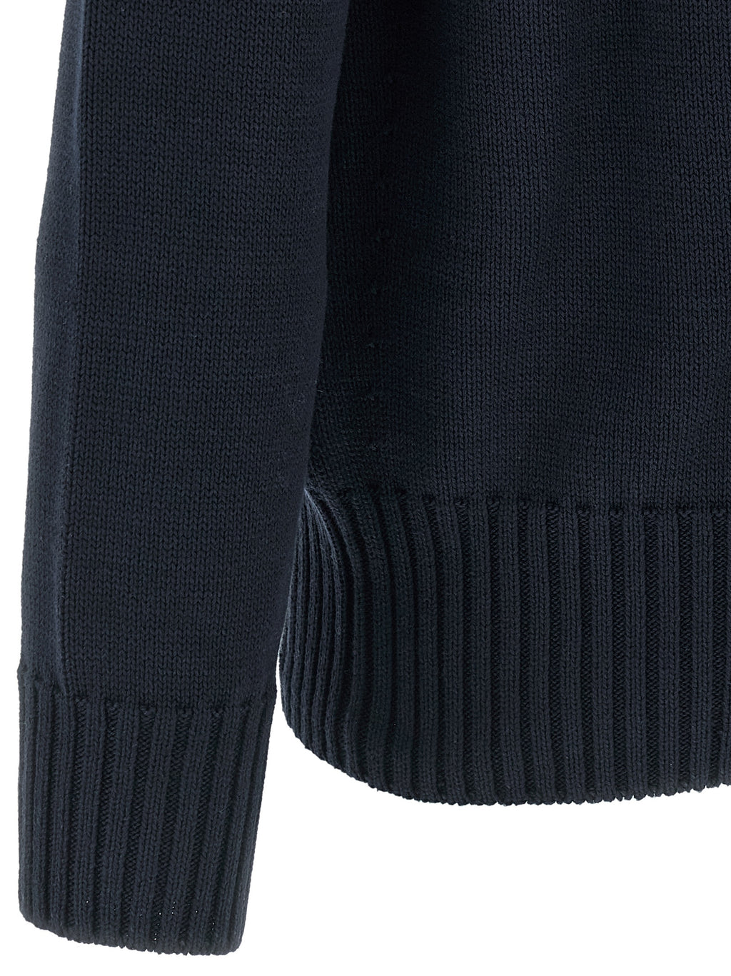Cardigan en coton bleu Givenchy, doux et élégant, porté sur un mannequin, détails du tissu visible dans cette image.