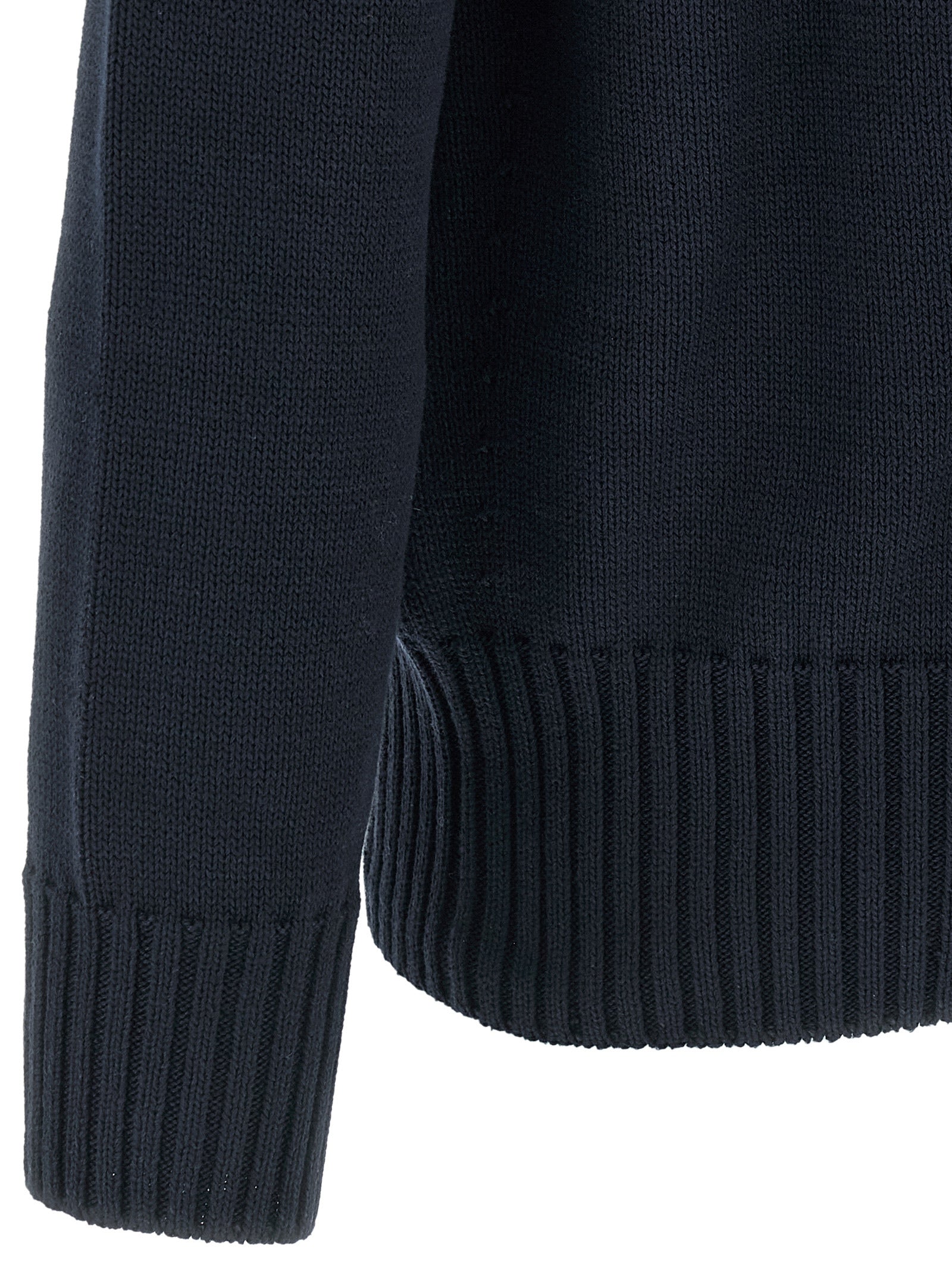 Cardigan en coton bleu Givenchy, doux et élégant, porté sur un mannequin, détails du tissu visible dans cette image.