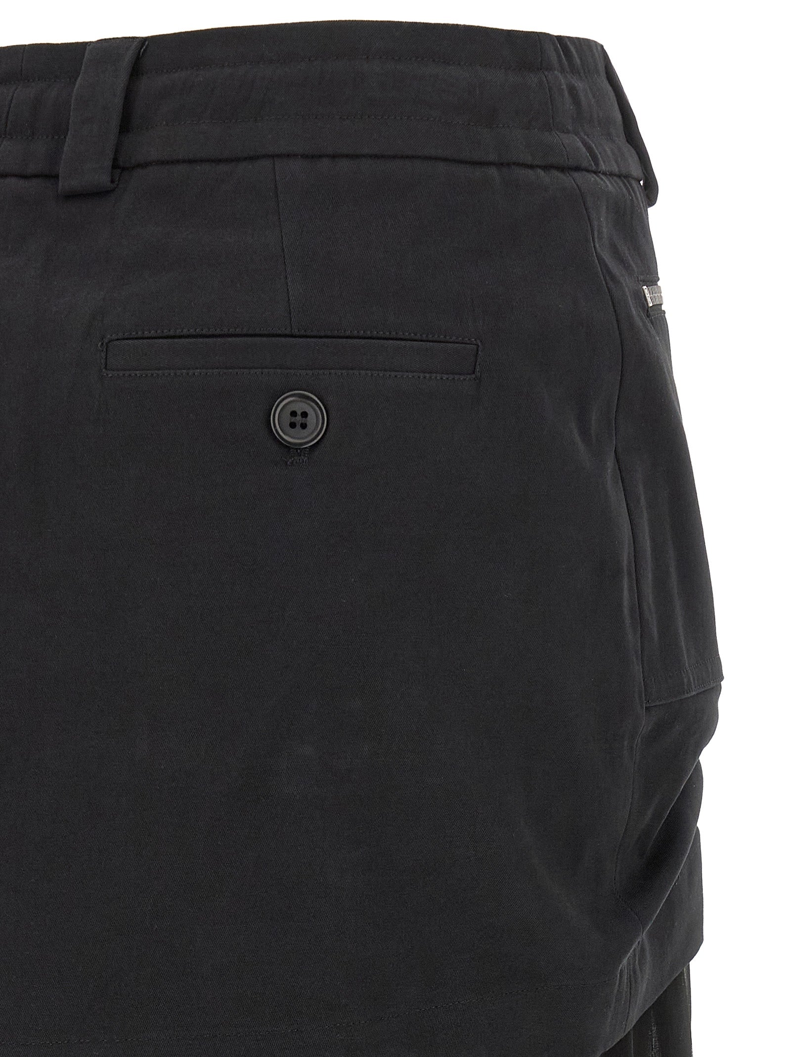 Jupe midi en soie noire de la marque Dolce & Gabbana, élégante et fluide, avec une coupe soignée et un tissu luxueux.