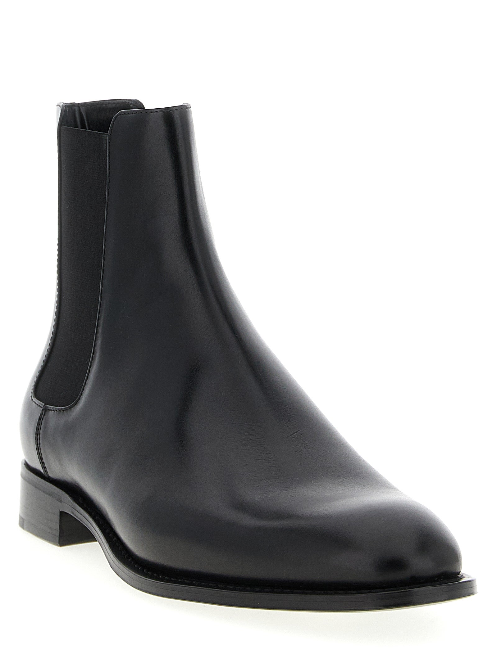 Bottes Chelsea en cuir de veau noir Saint Laurent, élégantes et sophistiquées, avec semelle en caoutchouc et design classique.