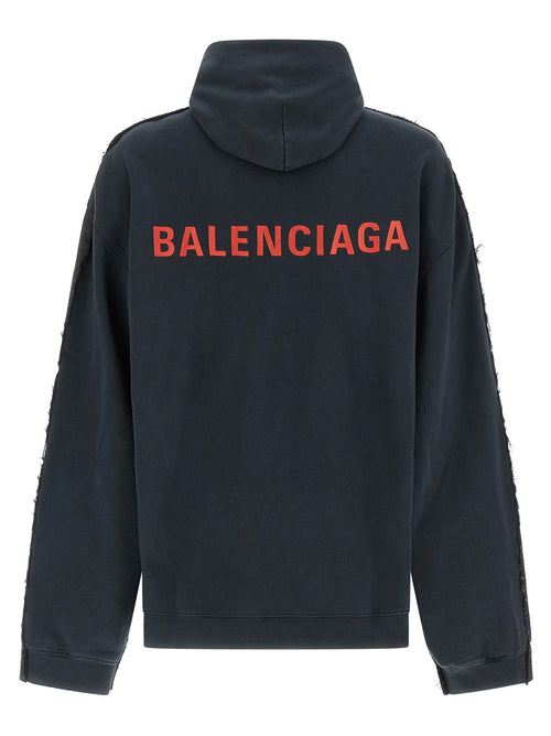 Veste en denim noir en coton de Balenciaga avec coupe décontractée et détails modernes, vue en gros plan sur le tissu.
