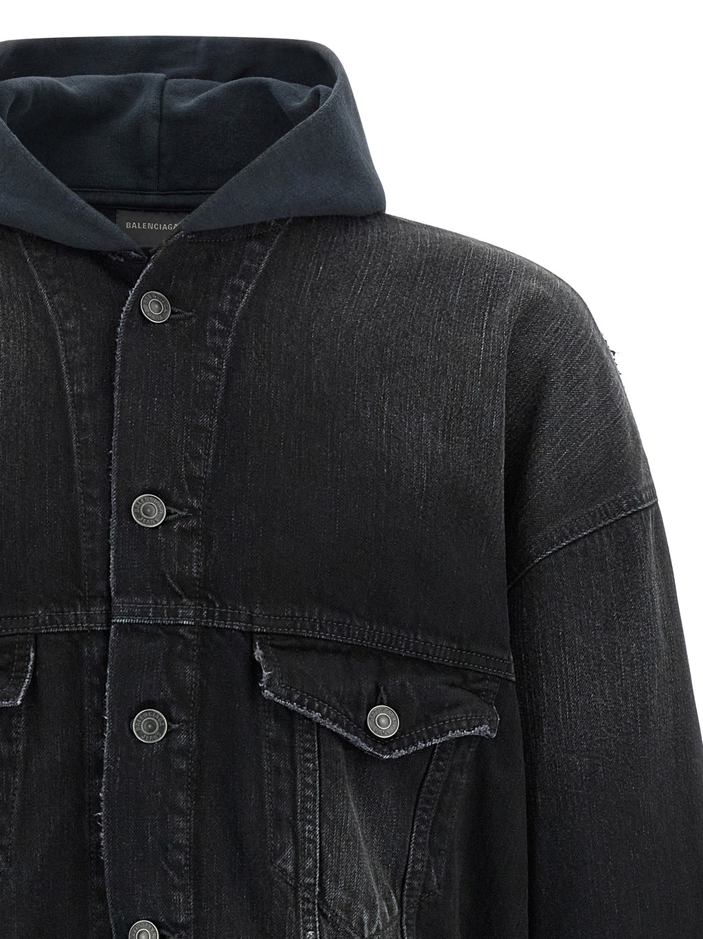 Veste en jean en coton noir de Balenciaga, coupe classique, détails modernes, portée décontractée, vue de face.