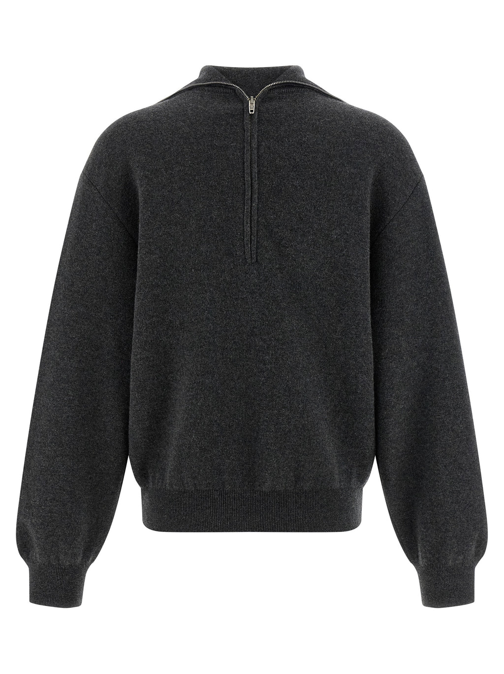 Cardigan en laine gris Balenciaga, pièce élégante avec boutons et col rond, porté de manière décontractée.