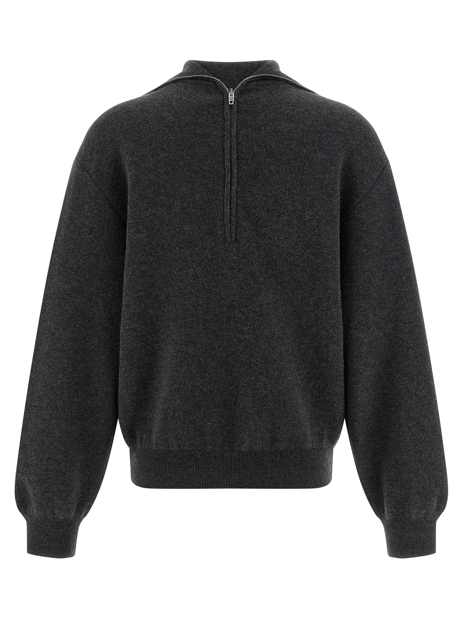 Cardigan en laine gris Balenciaga, pièce élégante avec boutons et col rond, porté de manière décontractée.