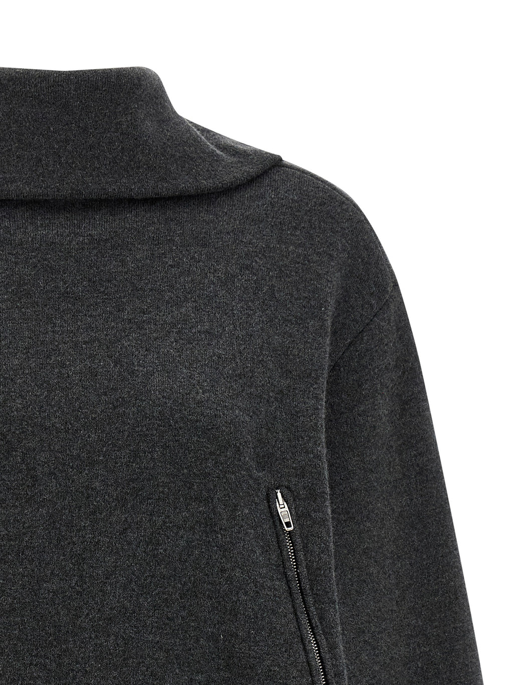 Cardigan gris en laine de Balenciaga, doux et élégant, porté sur un mannequin avec un col en V et des manches longues.
