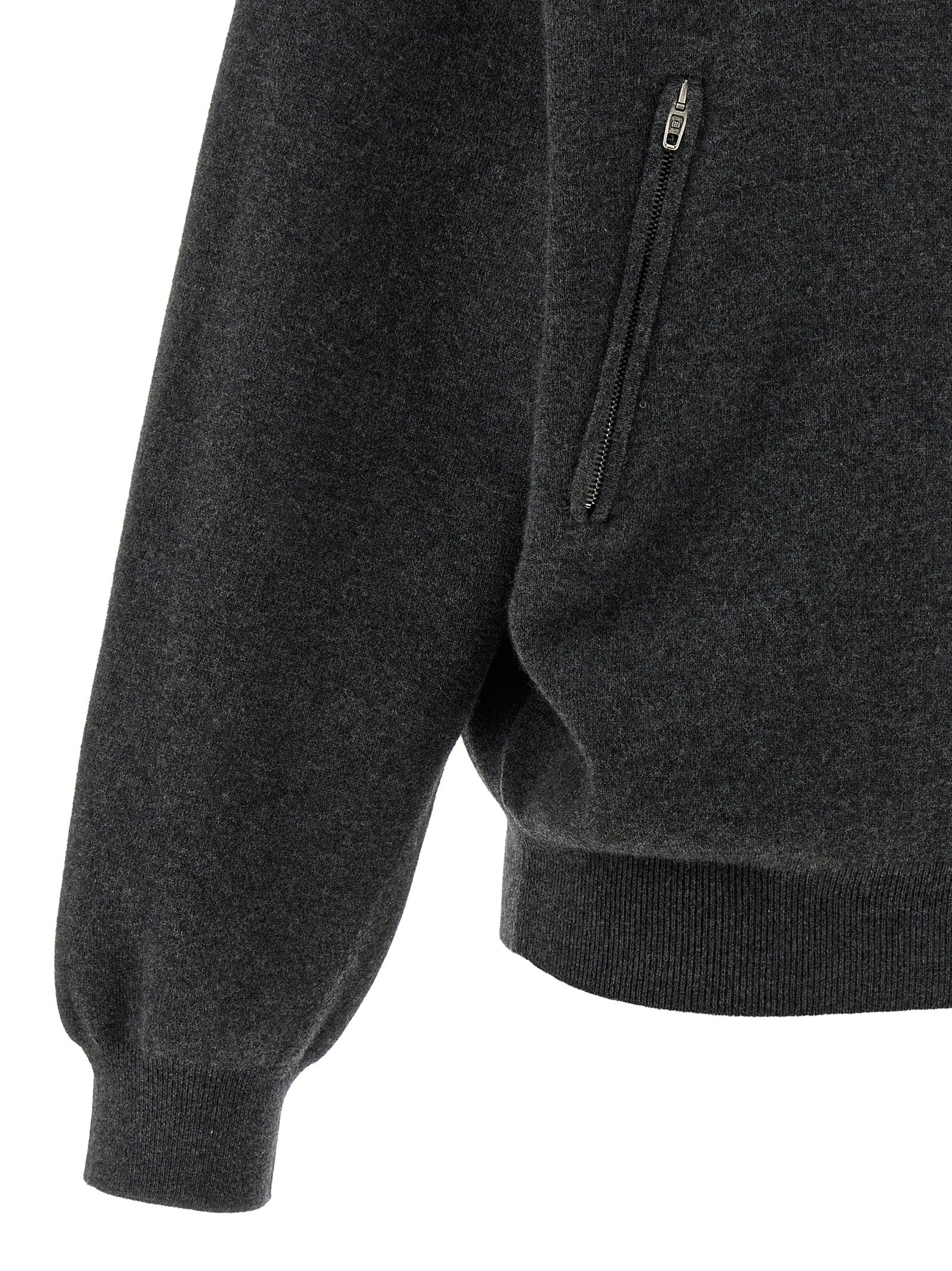 Cardigan gris en laine de Balenciaga porté, avec col en V et boutons, confortable et élégant pour homme ou femme.