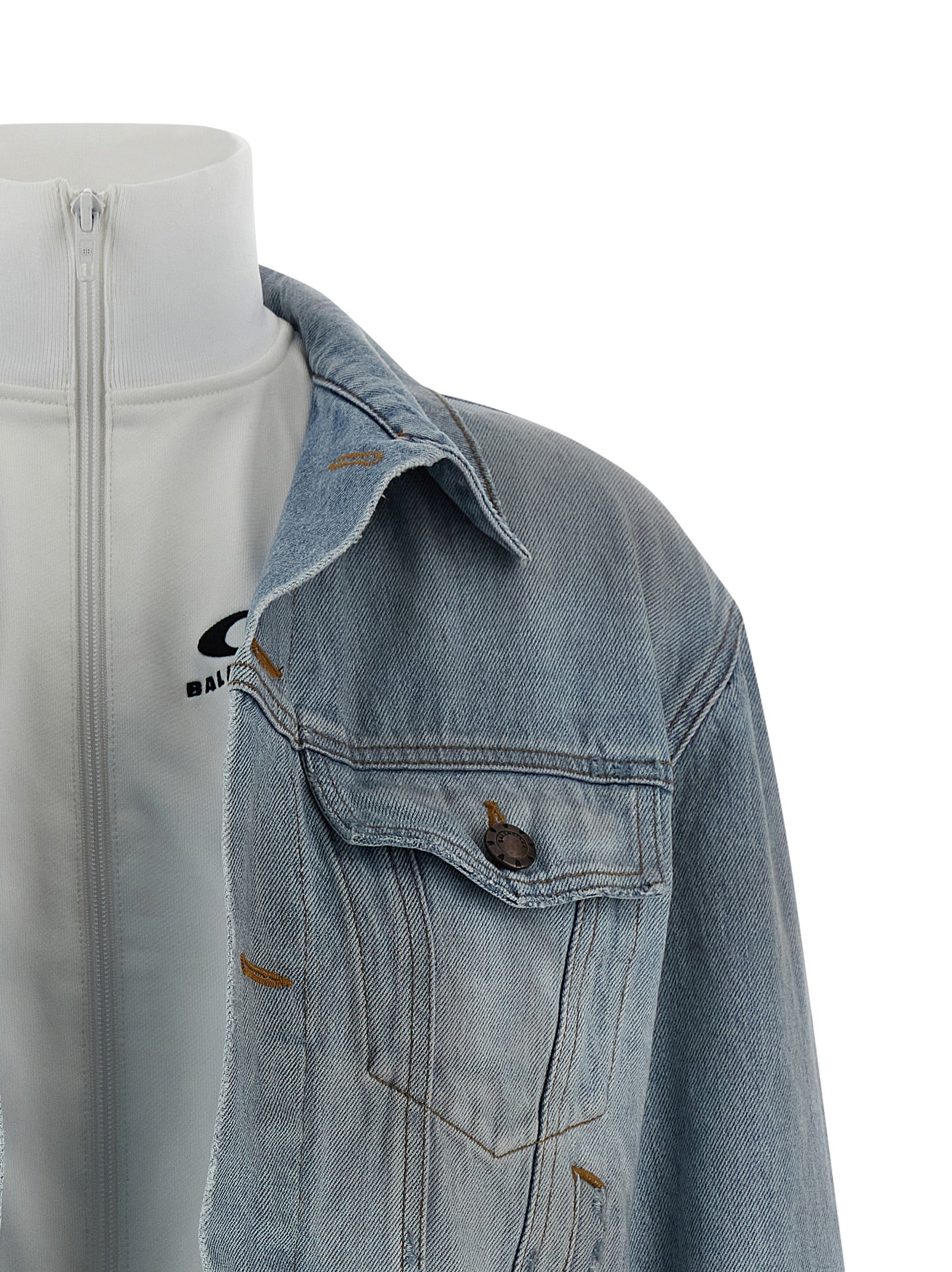 Veste en jean en coton bleu de Balenciaga avec coupe classique et détails modernes, visible sur la photo.