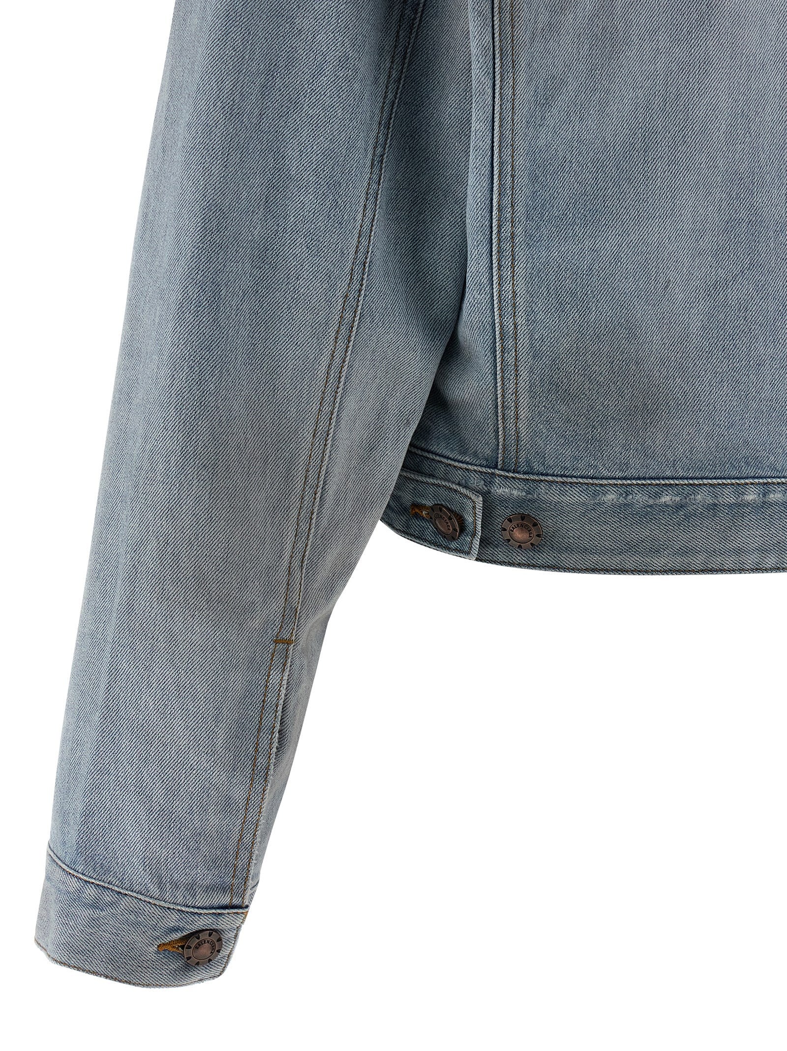 Veste en denim coton bleu Balenciaga, coupe classique avec détails modernes, visible sur un mannequin.
