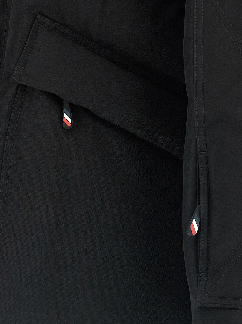 Veste en polyester noire Moncler Grenoble, manteau d'extérieur chaud et imperméable, avec capuche et détails élégants.