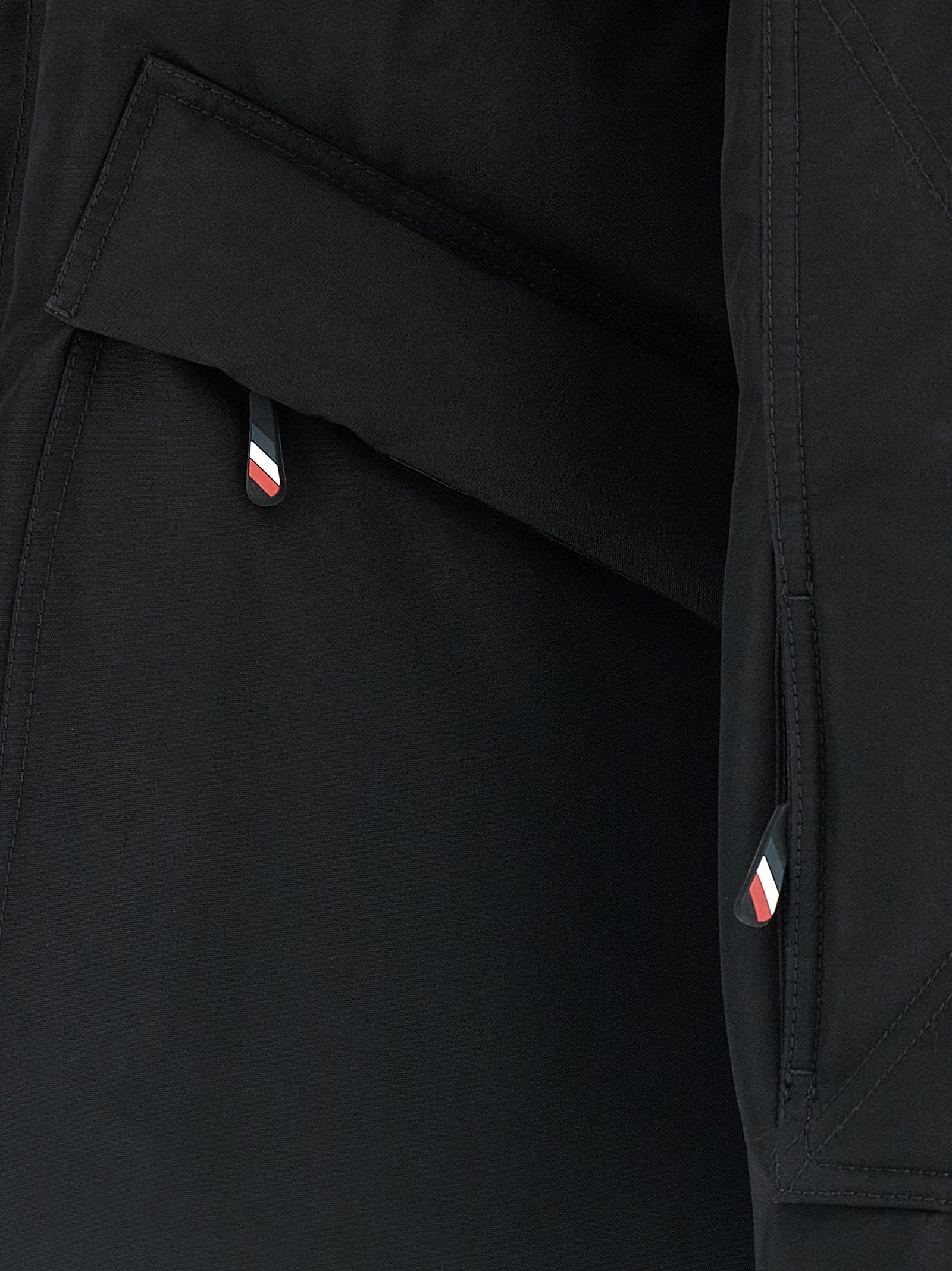 Veste en polyester noire Moncler Grenoble, manteau d'extérieur chaud et imperméable, avec capuche et détails élégants.