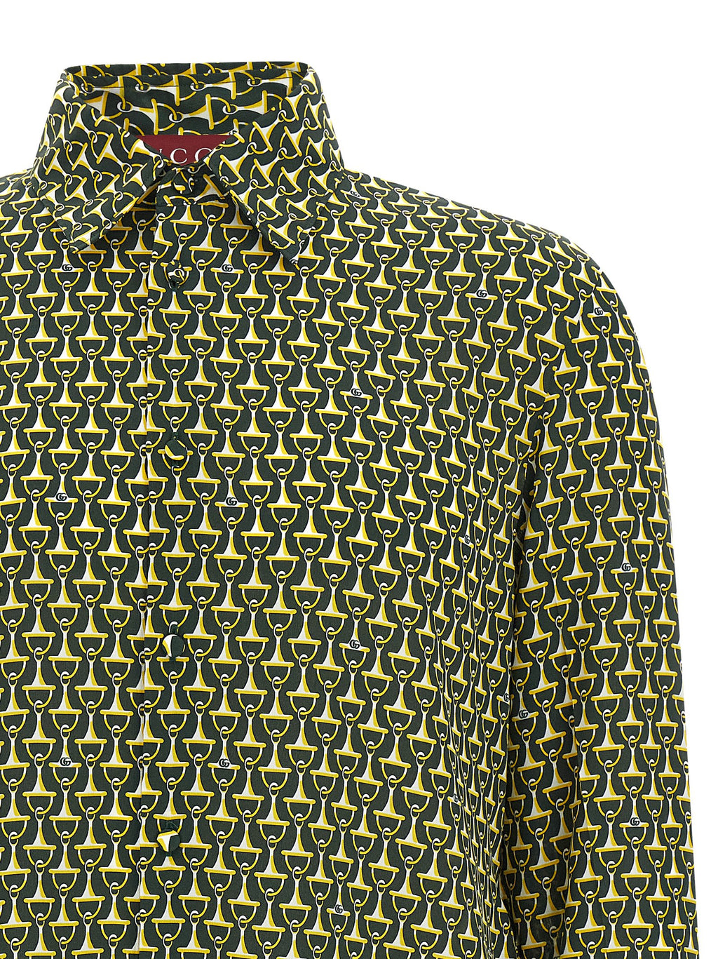 Blouse en soie bicolore Gucci avec manches longues et col élégant, portée décontractée.