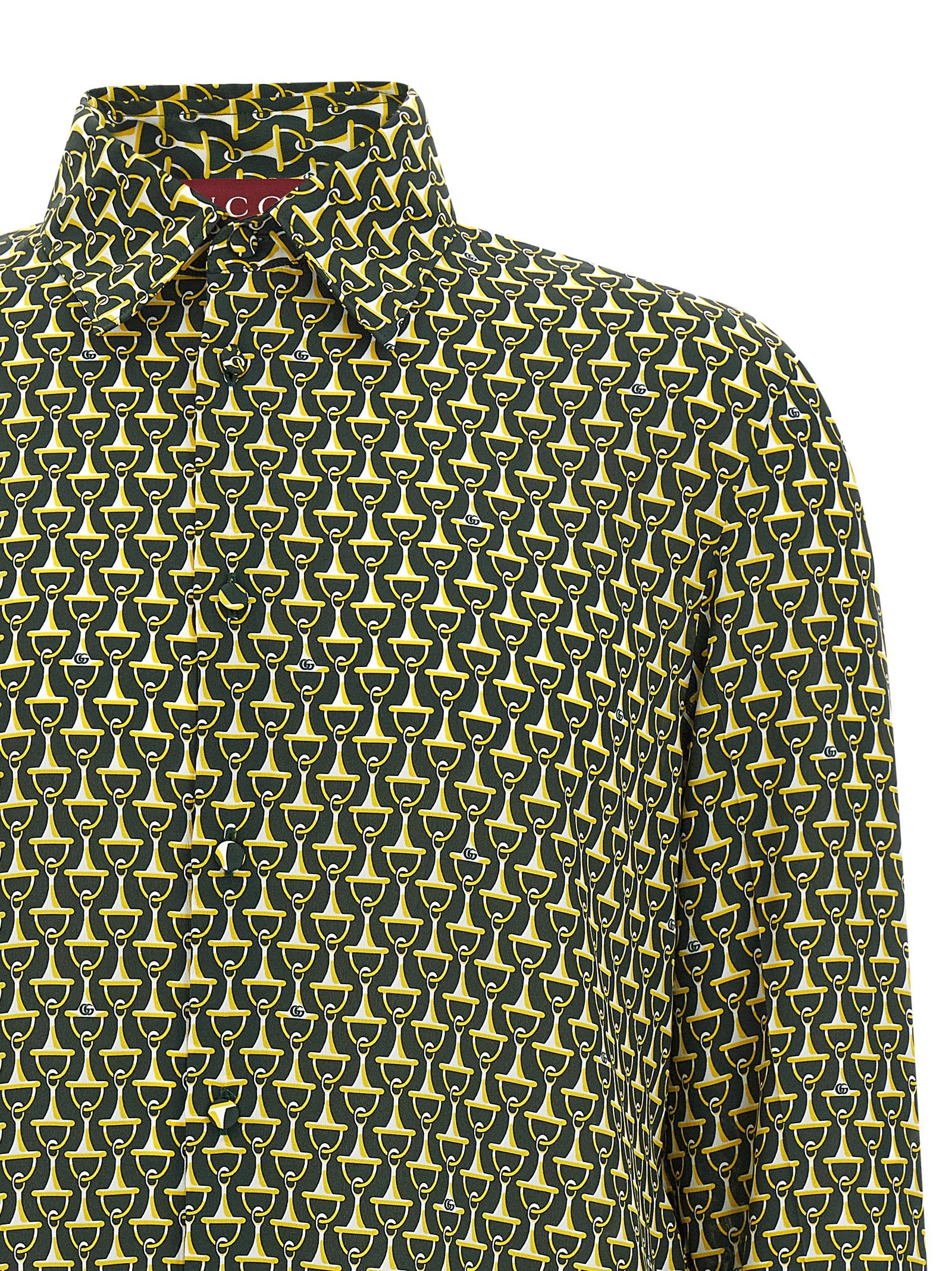 Blouse en soie bicolore Gucci avec manches longues et col élégant, portée décontractée.