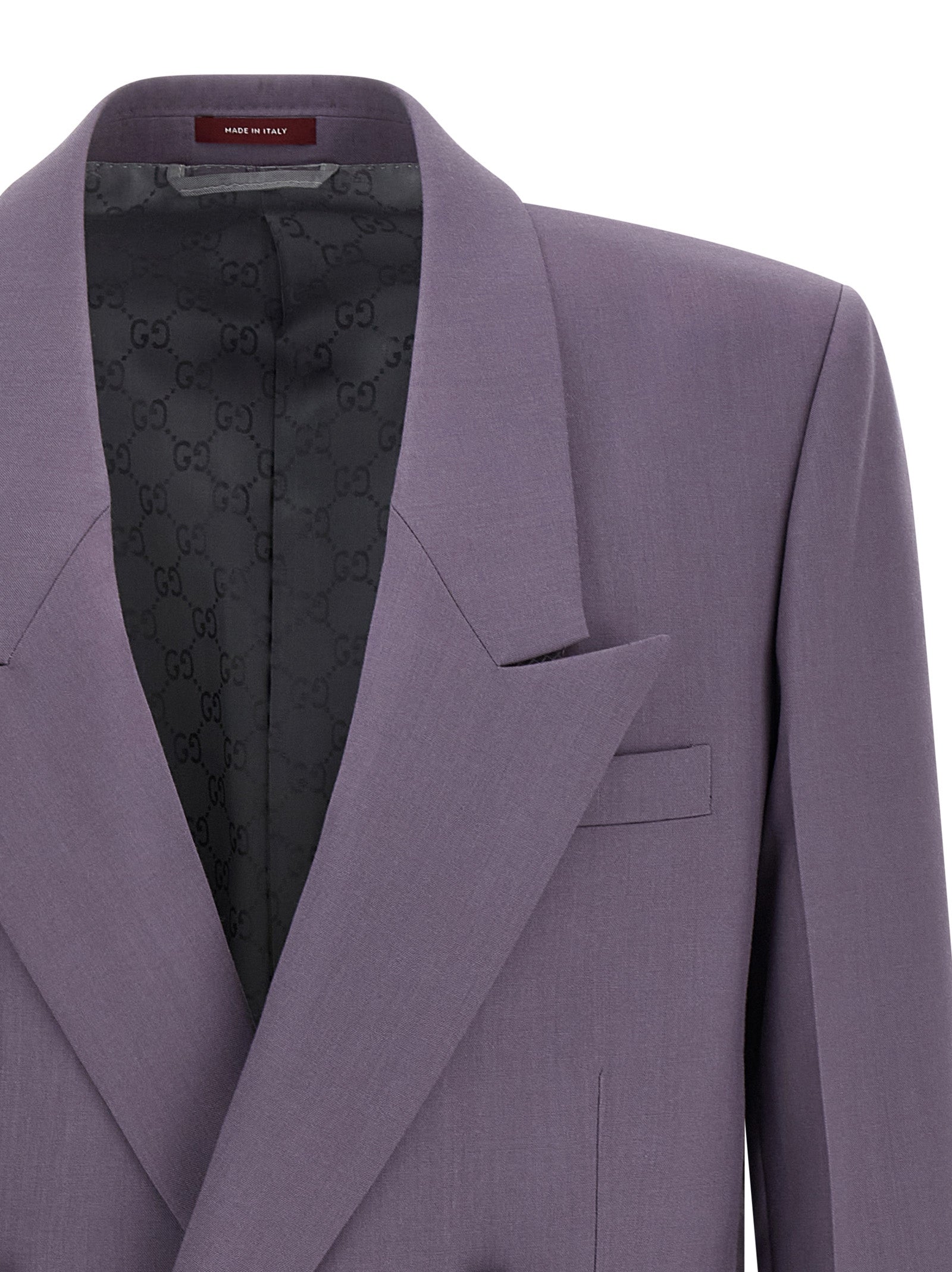 Veste en laine violette Gucci pour homme, coupe classique et détails élégants, portée sur un mannequin.