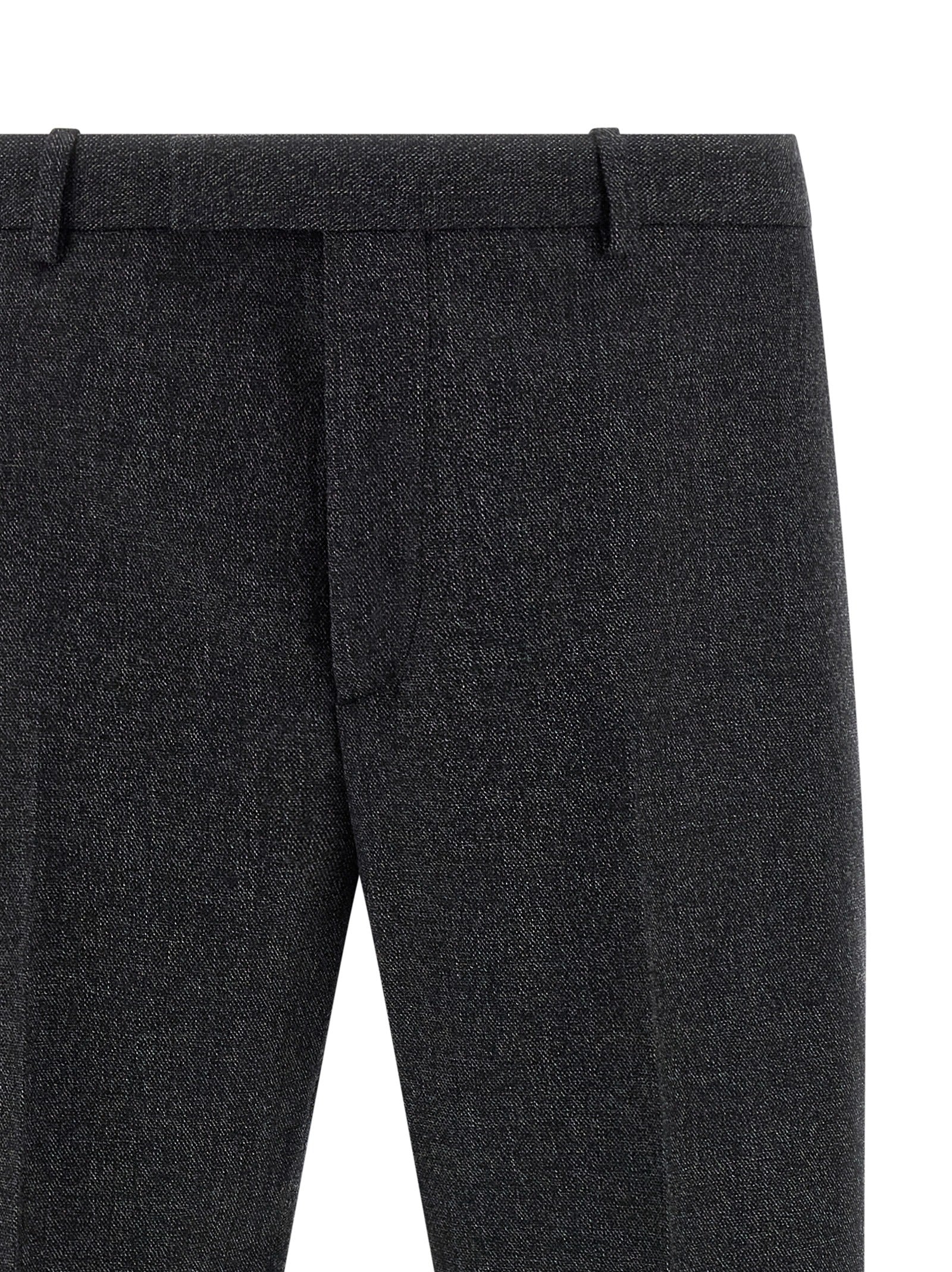 Pantalon gris en laine Gucci pour homme, coupe élégante, porté sur un mannequin avec une ceinture.