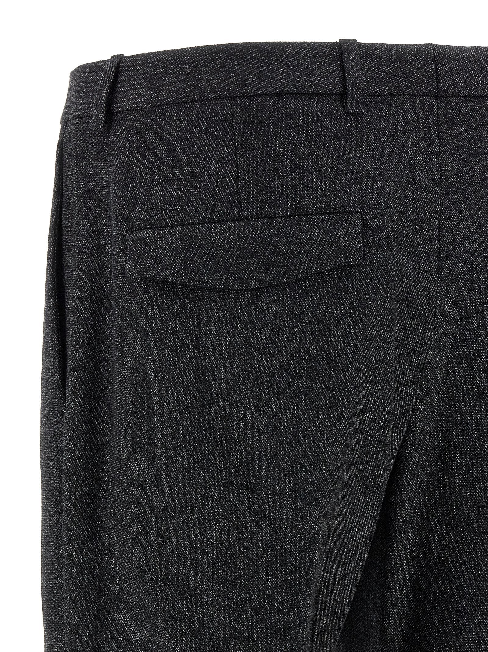 Pantalon en laine gris Gucci pour femme, coupe élégante et tissu doux, visible sur un mannequin.