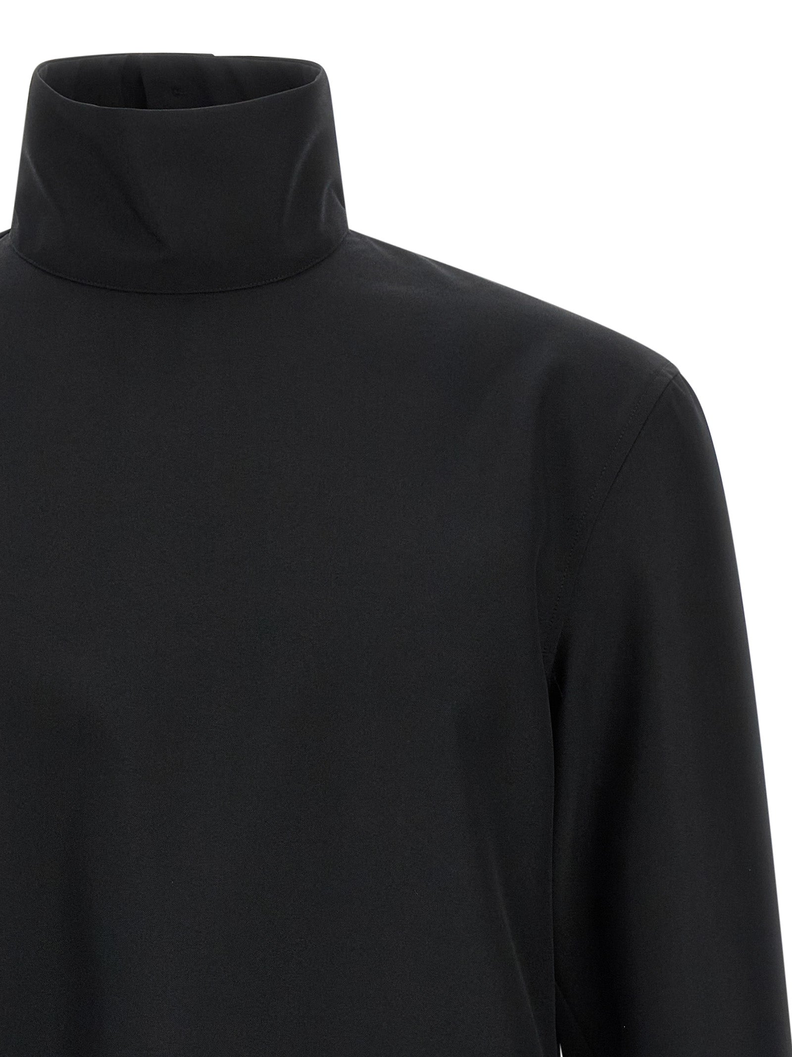 Blouse en polyester noir Gucci, élégante et décontractée, avec détails modernes, portée sur un mannequin.