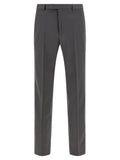 Pantalon gris en laine Gucci pour homme, coupe élégante avec détails modernes, porté sur un mannequin.