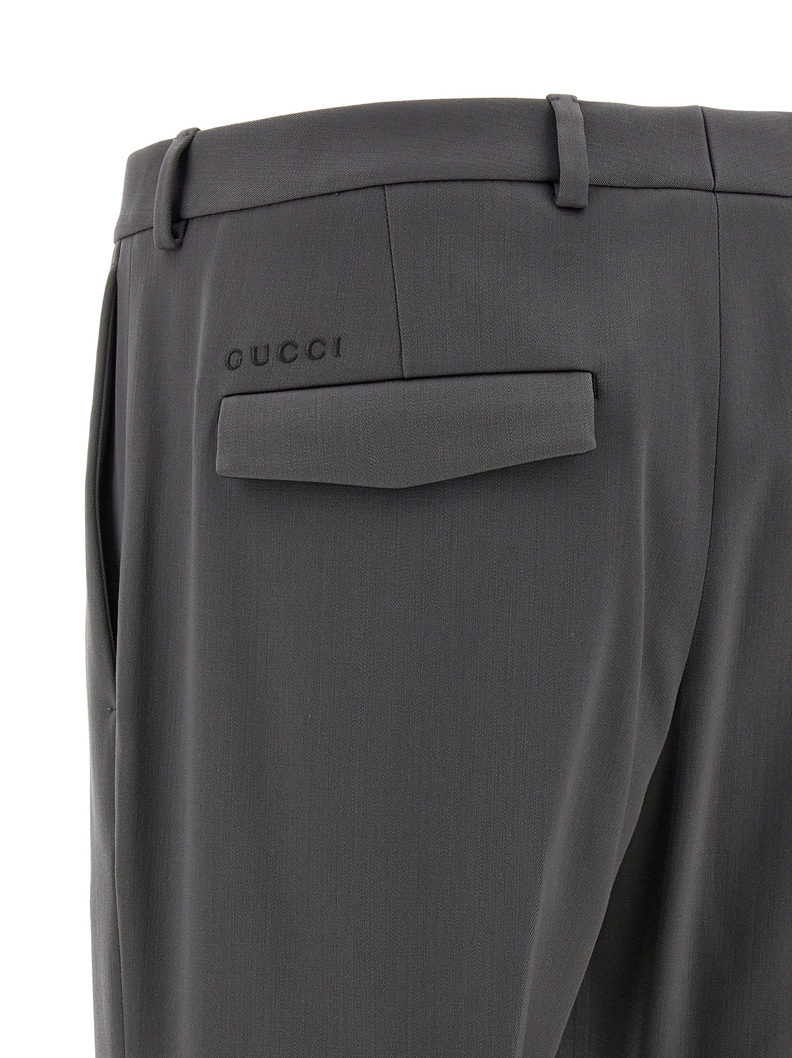 Pantalon en laine gris Gucci pour femme, coupe élégante et classique, visible en détail sur fond neutre.