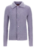 Cardigan en laine violette de Gucci, vista frontale, avec col en V et boutons, porté sur un mannequin.
