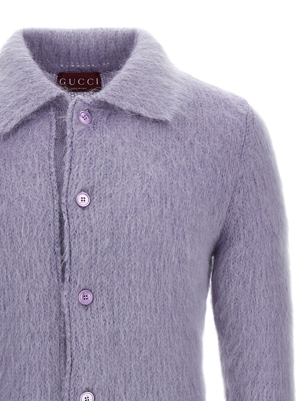 Cardigan en laine violette Gucci, doux et élégant, avec détails de la marque, porté sur un modèle.