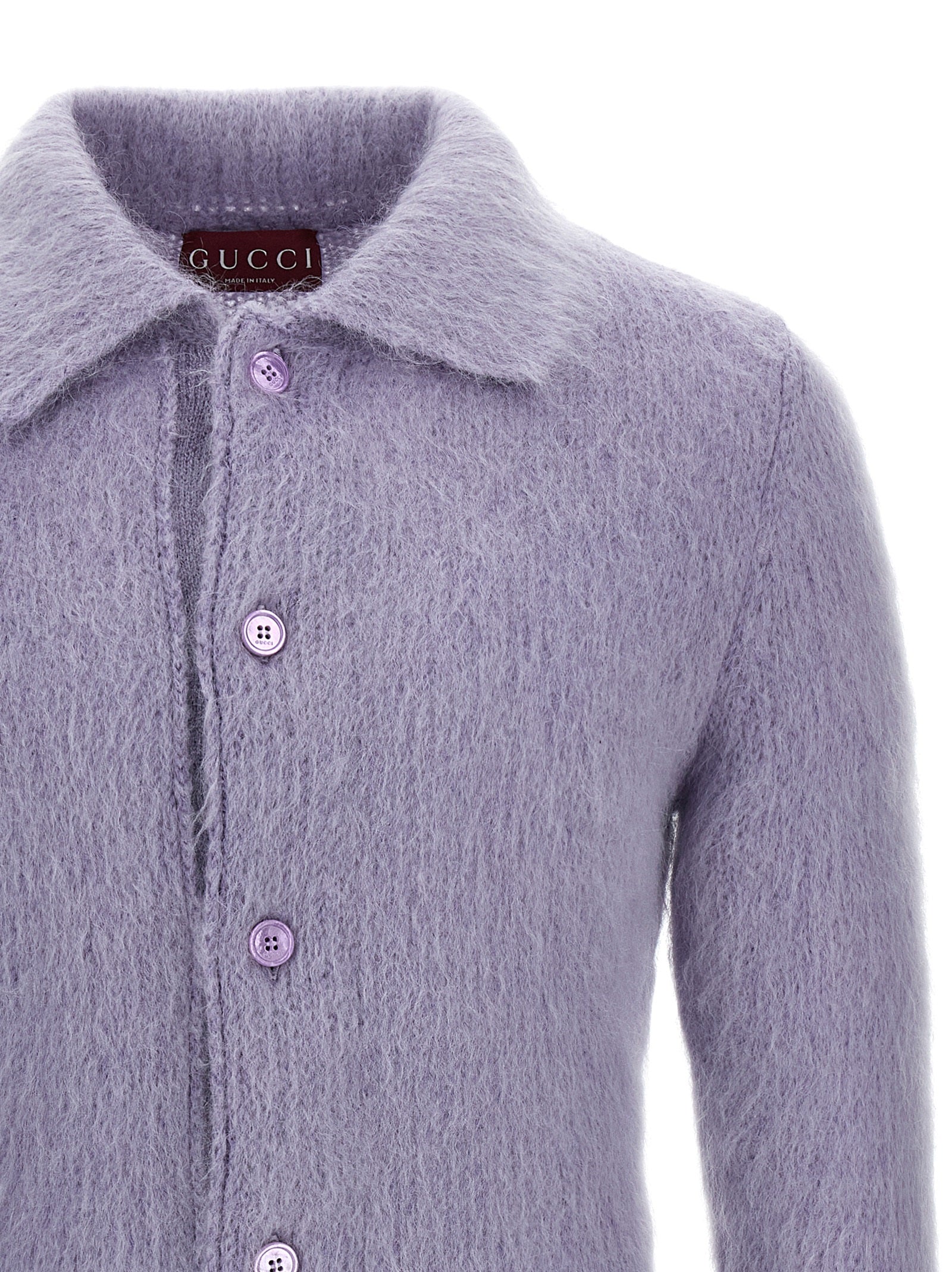 Cardigan en laine violette Gucci, doux et élégant, avec détails de la marque, porté sur un modèle.