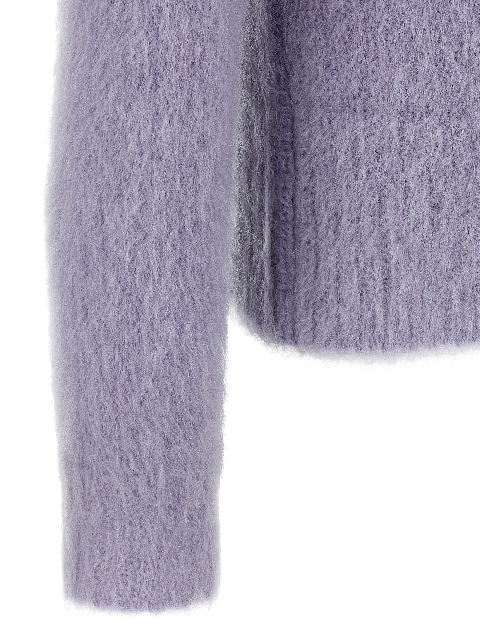 Cardigan en laine violette Gucci, style élégant avec détails sophistiqués, porté par un mannequin.