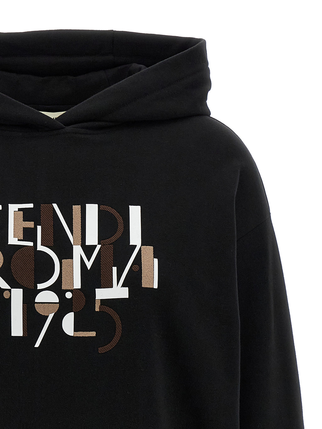 Sweat-shirt en coton noir de Fendi, coupe décontractée avec logo de la marque sur la poitrine, porté sur un mannequin.