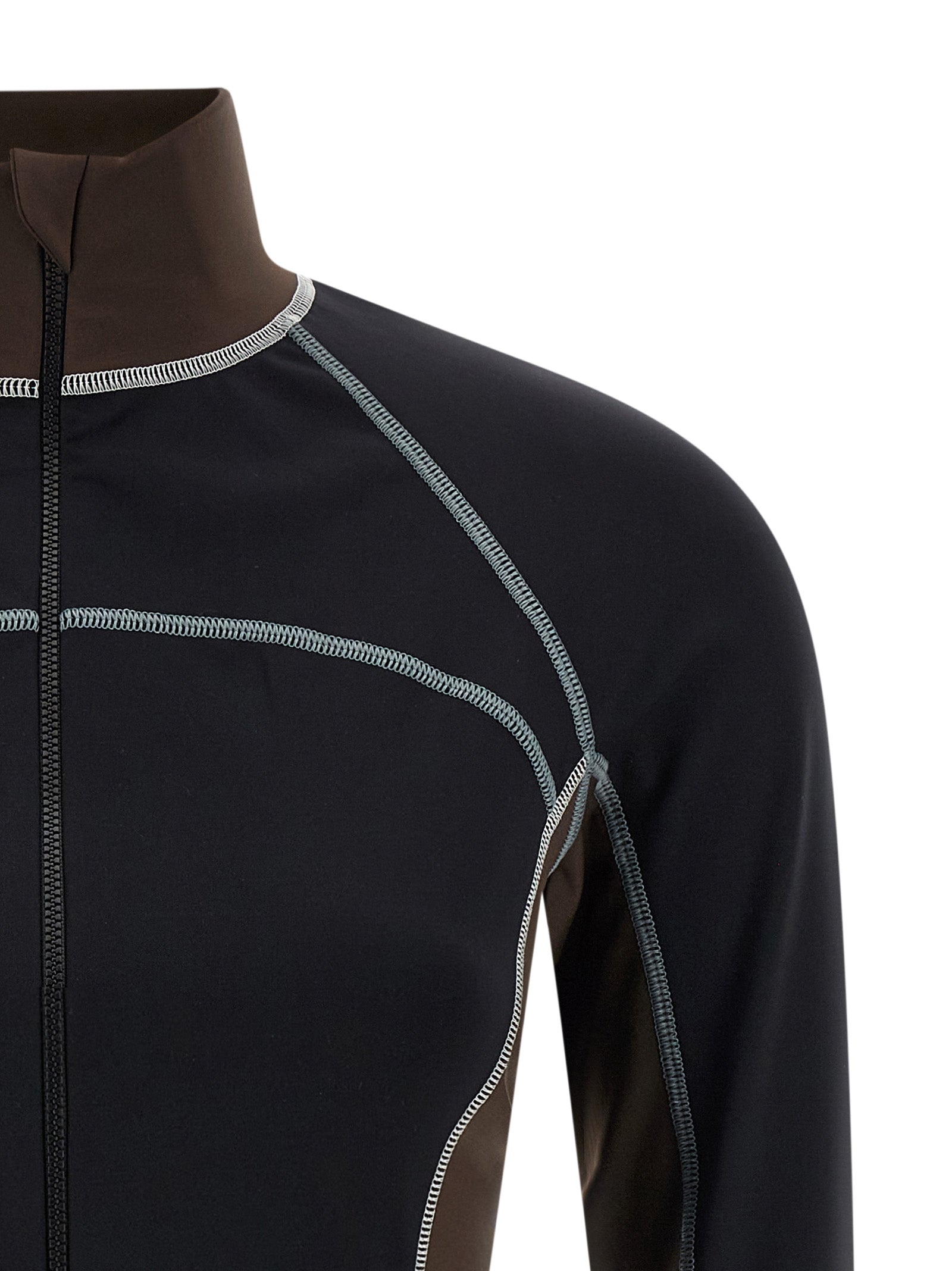 Haut en polyamide noir de la marque Fendi, finition élégante et tissu léger, porté sur un mannequin.