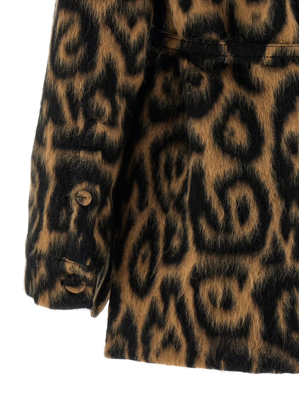 Manteau beige en laine vierge de Fendi, coupe élégante, porté sur un mannequin, détails de couture visibles.