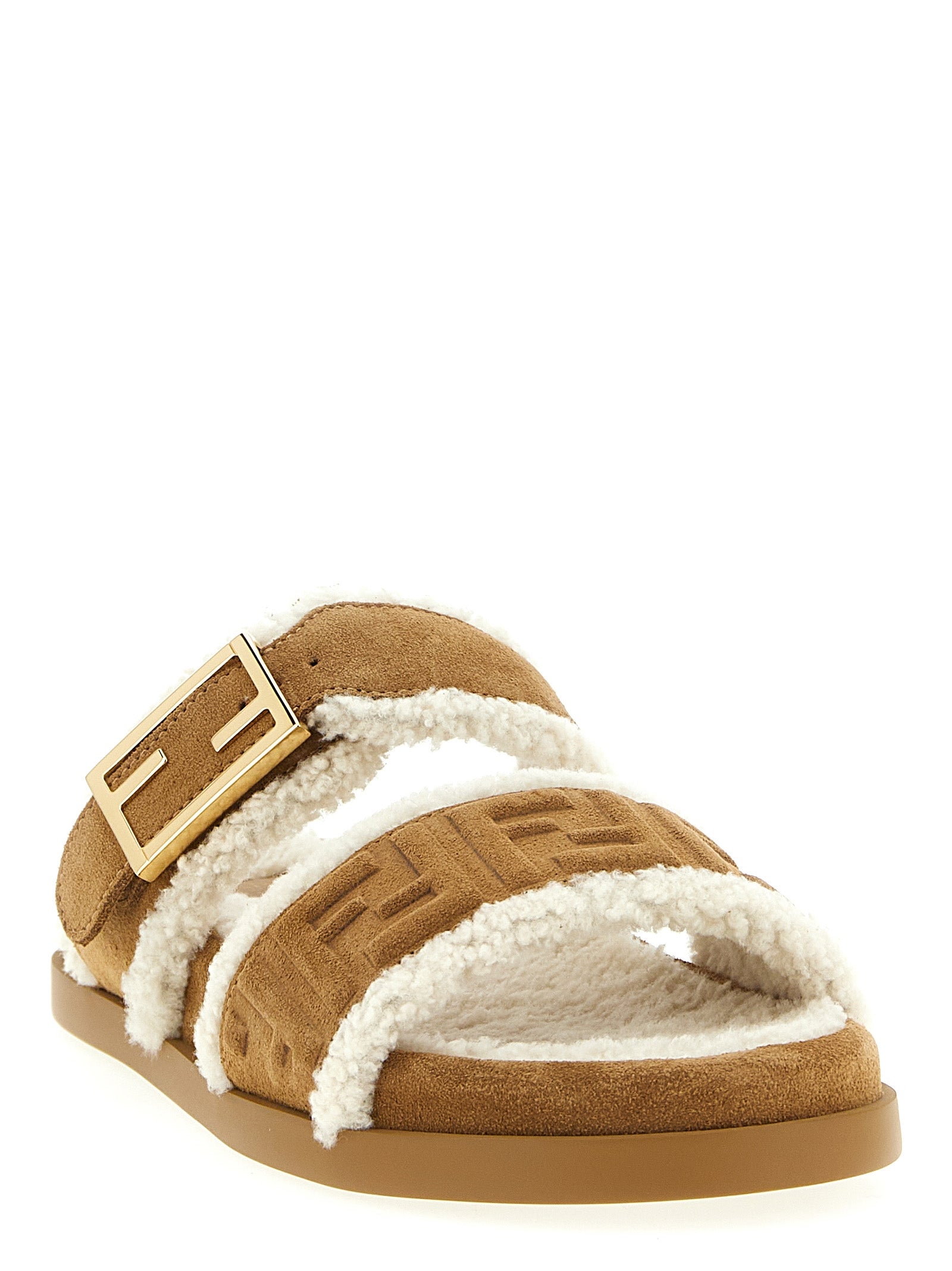Sandales Fendi en cuir de veau beige avec bride large et logo Fendi visible.