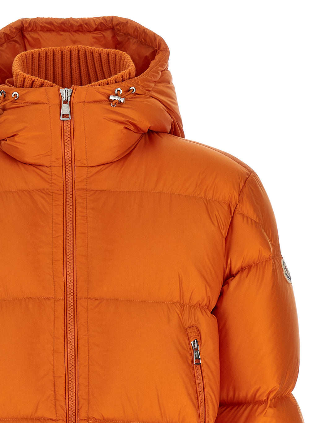 Veste longue en polyamide orange de Moncler, coupe élégante avec capuche et fermeture éclair visible.