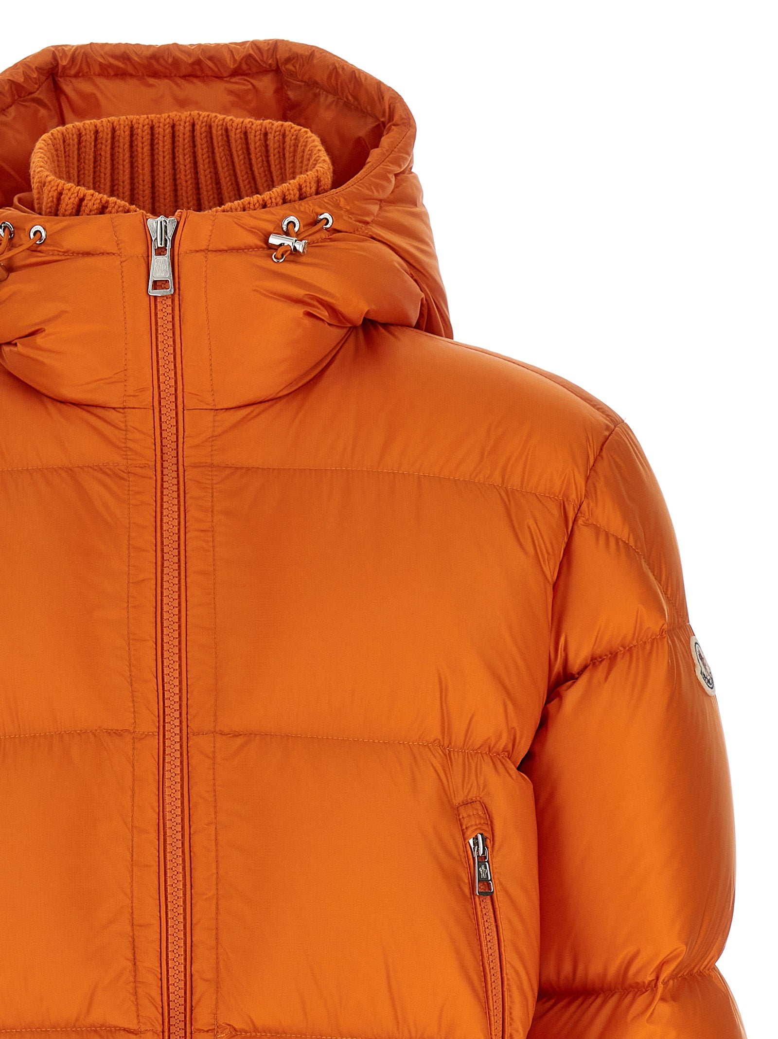 Veste longue en polyamide orange de Moncler, coupe élégante avec capuche et fermeture éclair visible.
