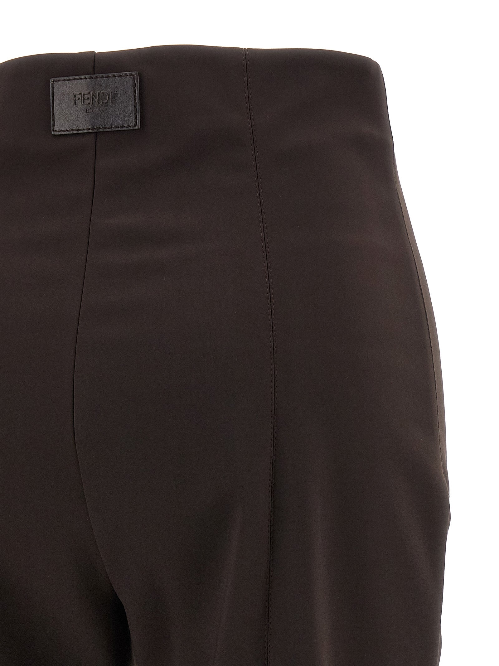 Pantalons athlétiques Fendi en polyamide marron, coupe décontractée avec logo Fendi visible sur le devant.
