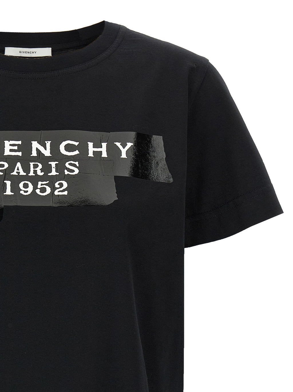 T-shirt noir en coton Givenchy, coupe classique, logo discret à l'avant, porté sur un mannequin.
