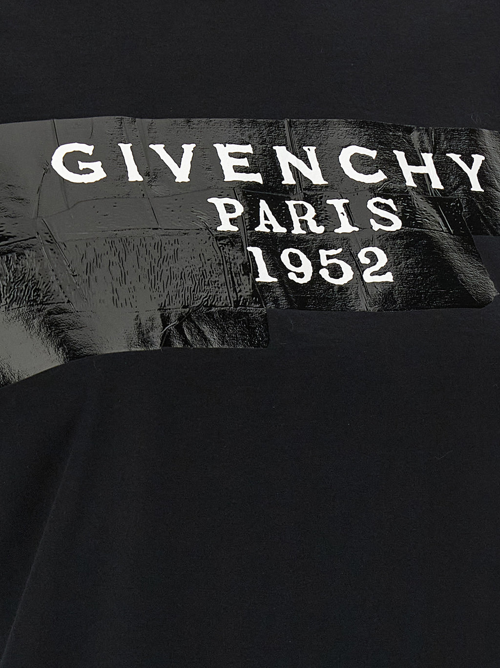 T-shirt noir en coton Givenchy, coupe classique avec logo discret sur le devant, exemplaire de mode élégante et moderne.