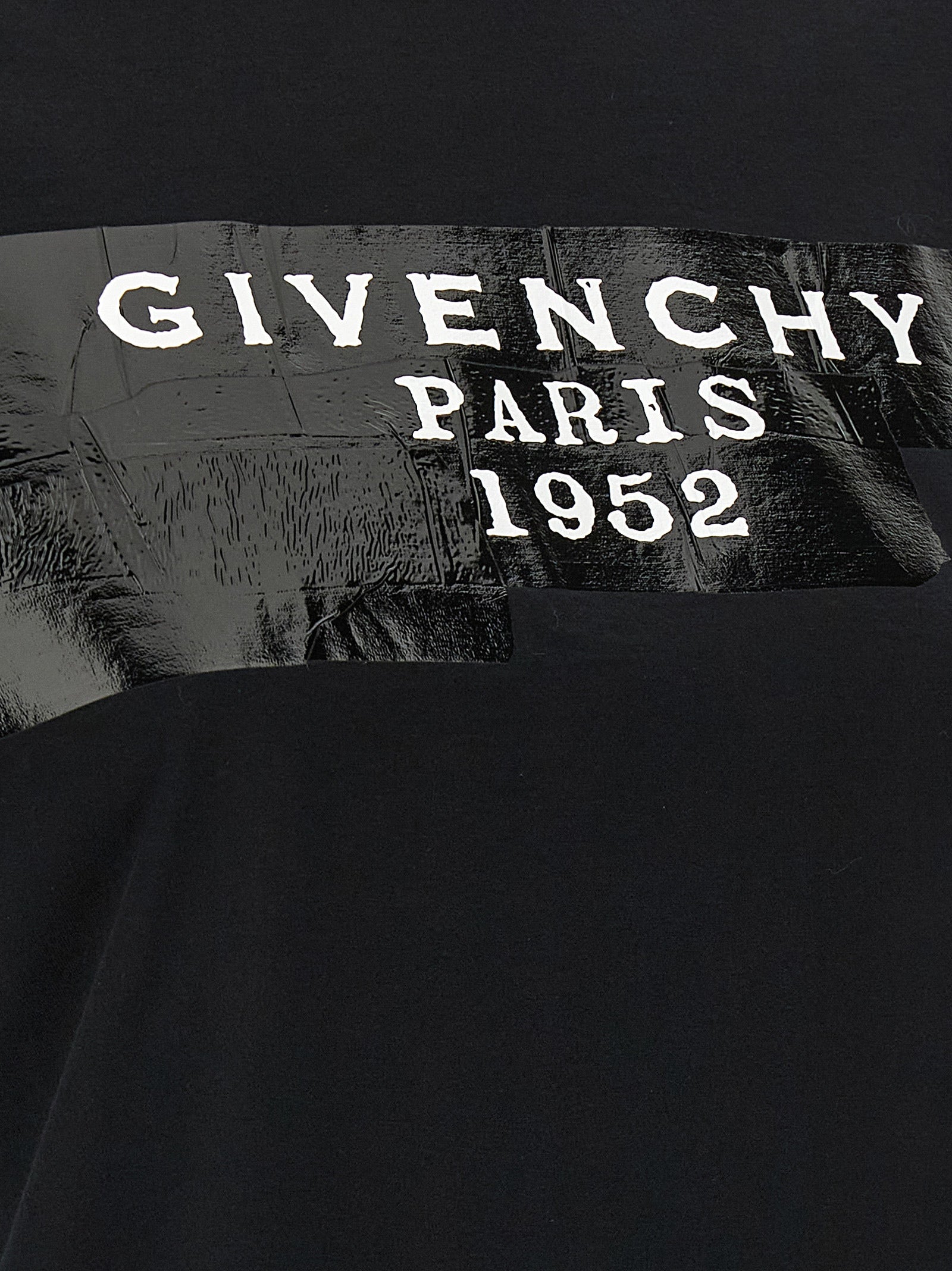 T-shirt noir en coton Givenchy, coupe classique avec logo discret sur le devant, exemplaire de mode élégante et moderne.