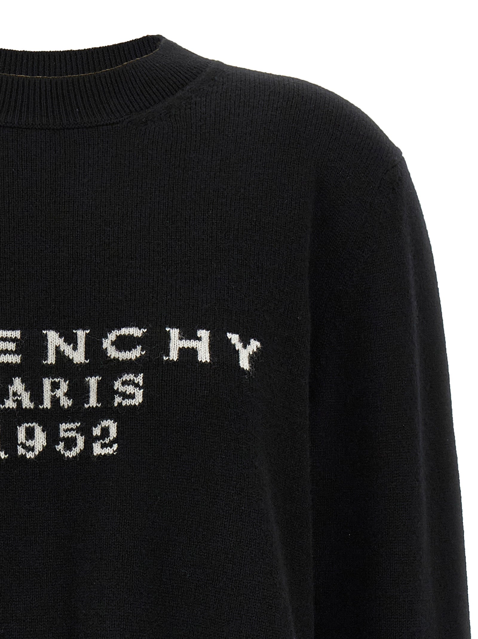 Cardigan noir en laine Givenchy, coupe élégante avec col en V, porté par un mannequin.