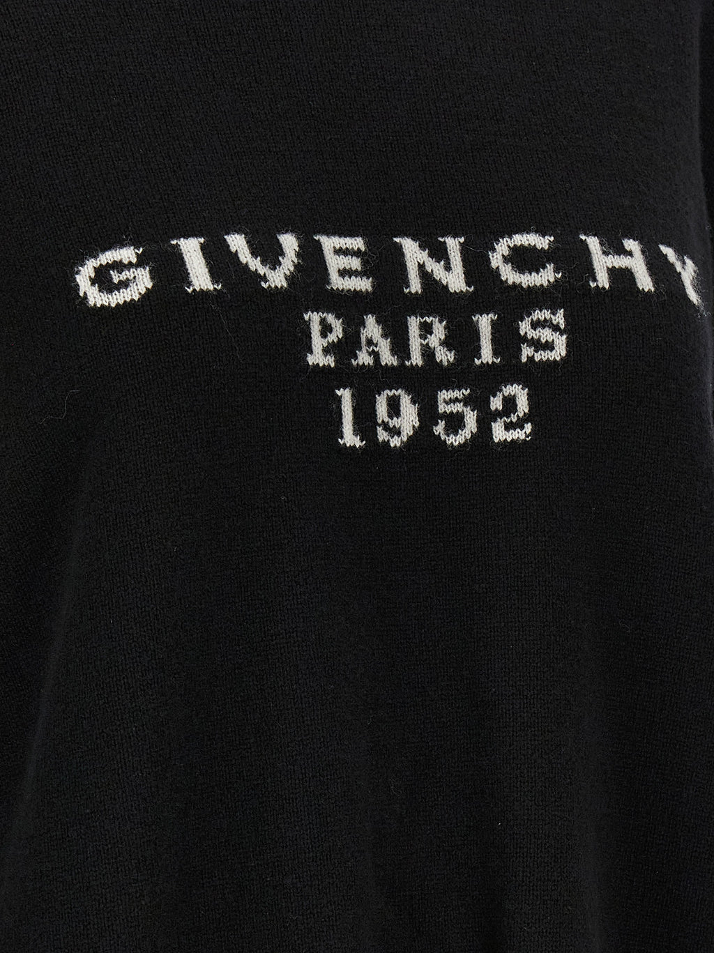 Cardigan en laine noire Givenchy, vue détaillée du tissu doux et élégant porté par un mannequin.