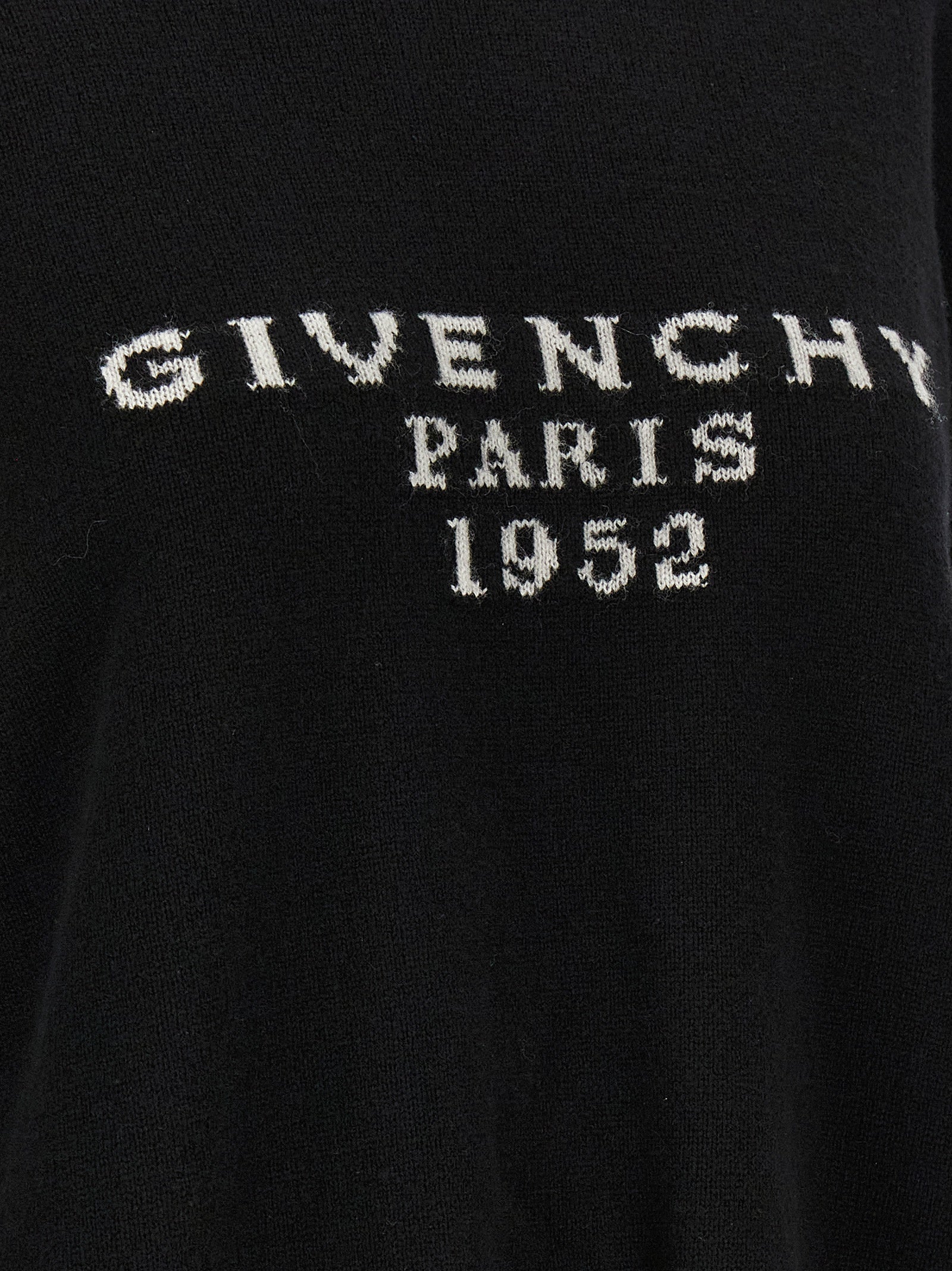 Cardigan en laine noire Givenchy, vue détaillée du tissu doux et élégant porté par un mannequin.
