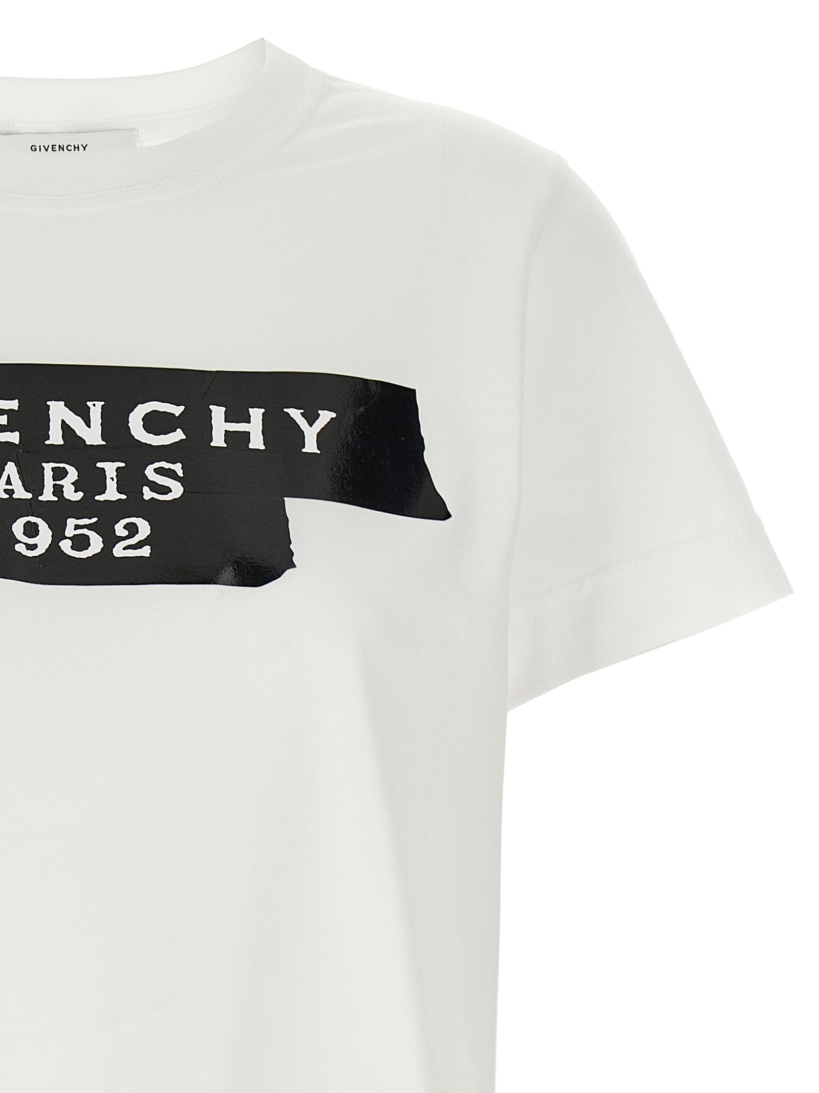 T-shirt en coton bicolore Givenchy, coupe classique, avec logo discret, porté par un mannequin.