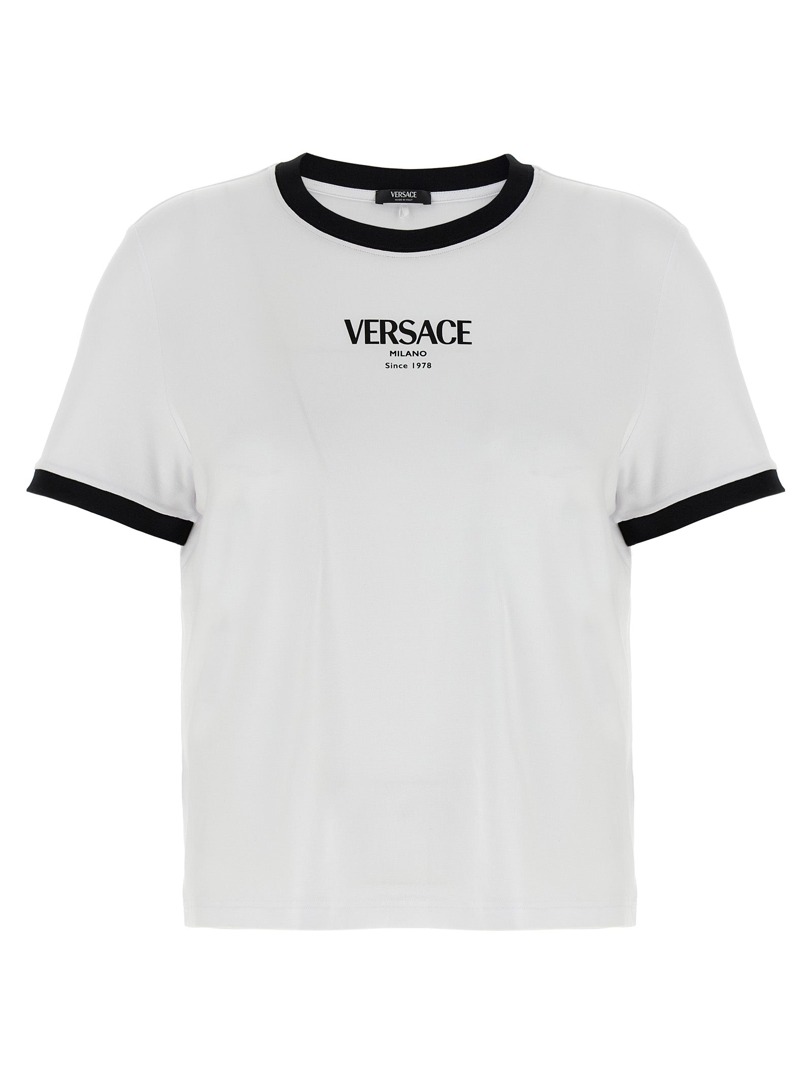T-shirt en viscose bicolore de Versace, design élégant avec logo emblématique, porté par un mannequin.
