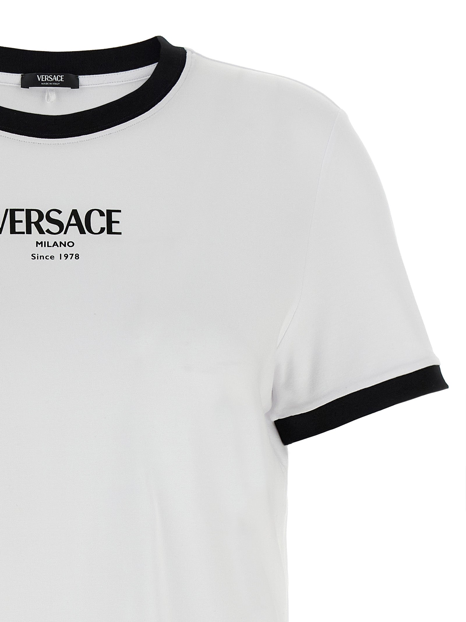 T-shirt en viscose bicolore de Versace, coupe classique avec logo visible, porté sur mannequin blanc.
