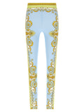Leggings en nylon bleu de Versace, ajustés, avec logo emblématique, portés par une mannequin.