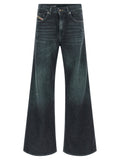Jeans évasés en coton bleu de la marque Diesel, style décontracté et tendance, visibles sur la photo.