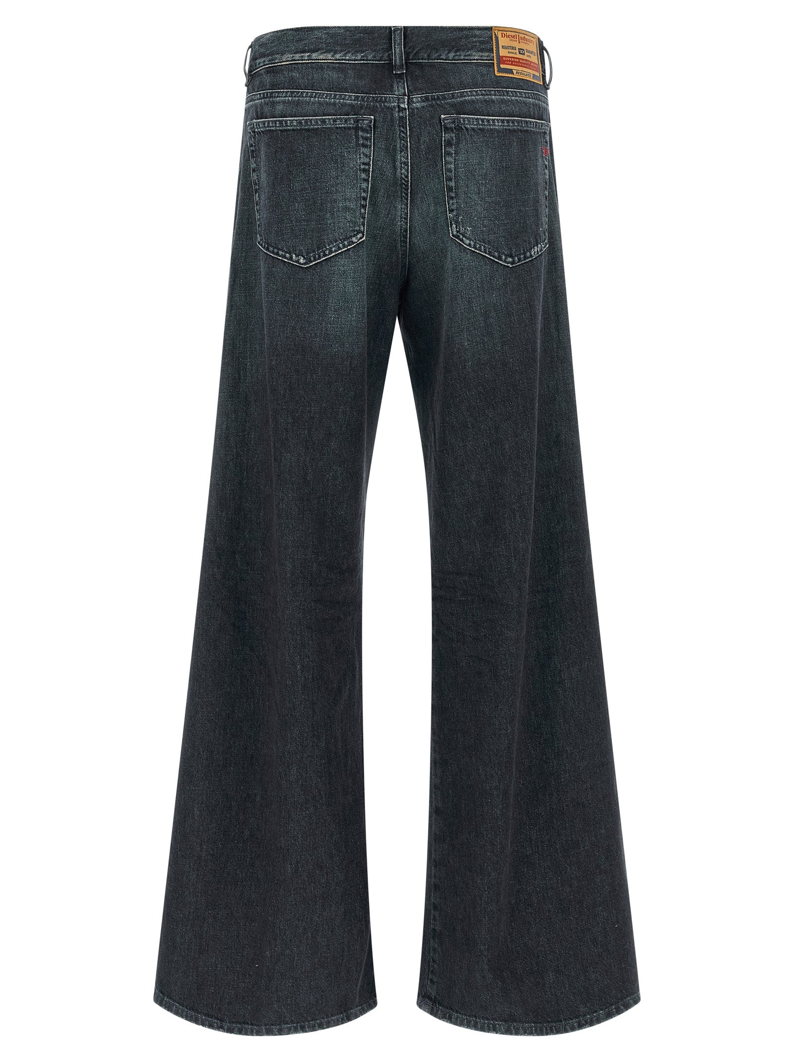 Jeans Diesel en coton bleu délavé à coupe évasée, affichant la texture douce et la finition décontractée.
