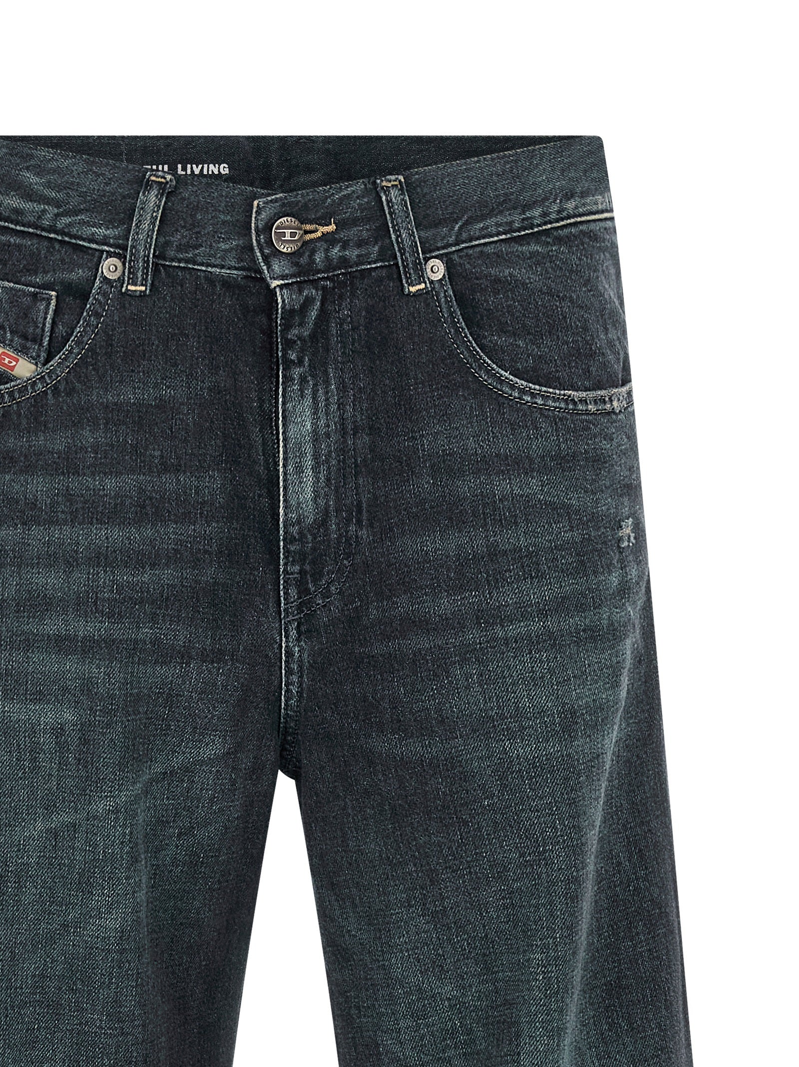 Jeans évasés en coton bleu Diesel, style décontracté, avec coupe fluide et détails modernes visibles sur l'image.