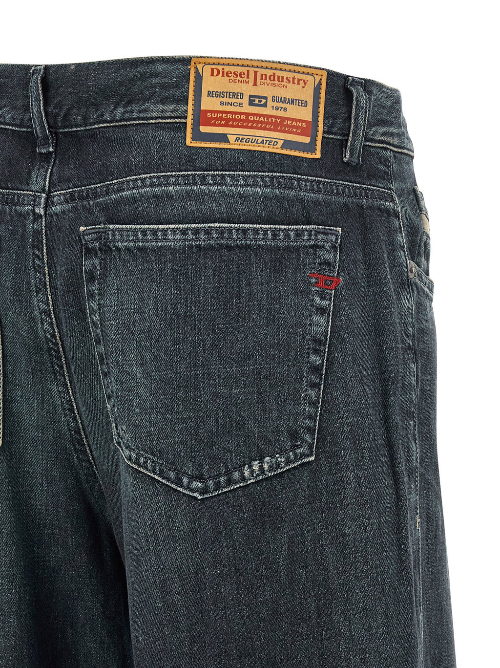 Jeans flare en coton bleu Diesel, coupe évasée, détails décontractés, porté en style casual.