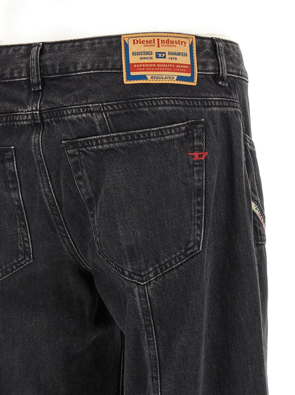 Jeans en coton noir Diesel, denim robuste avec détails classiques, visibles sur le produit.
